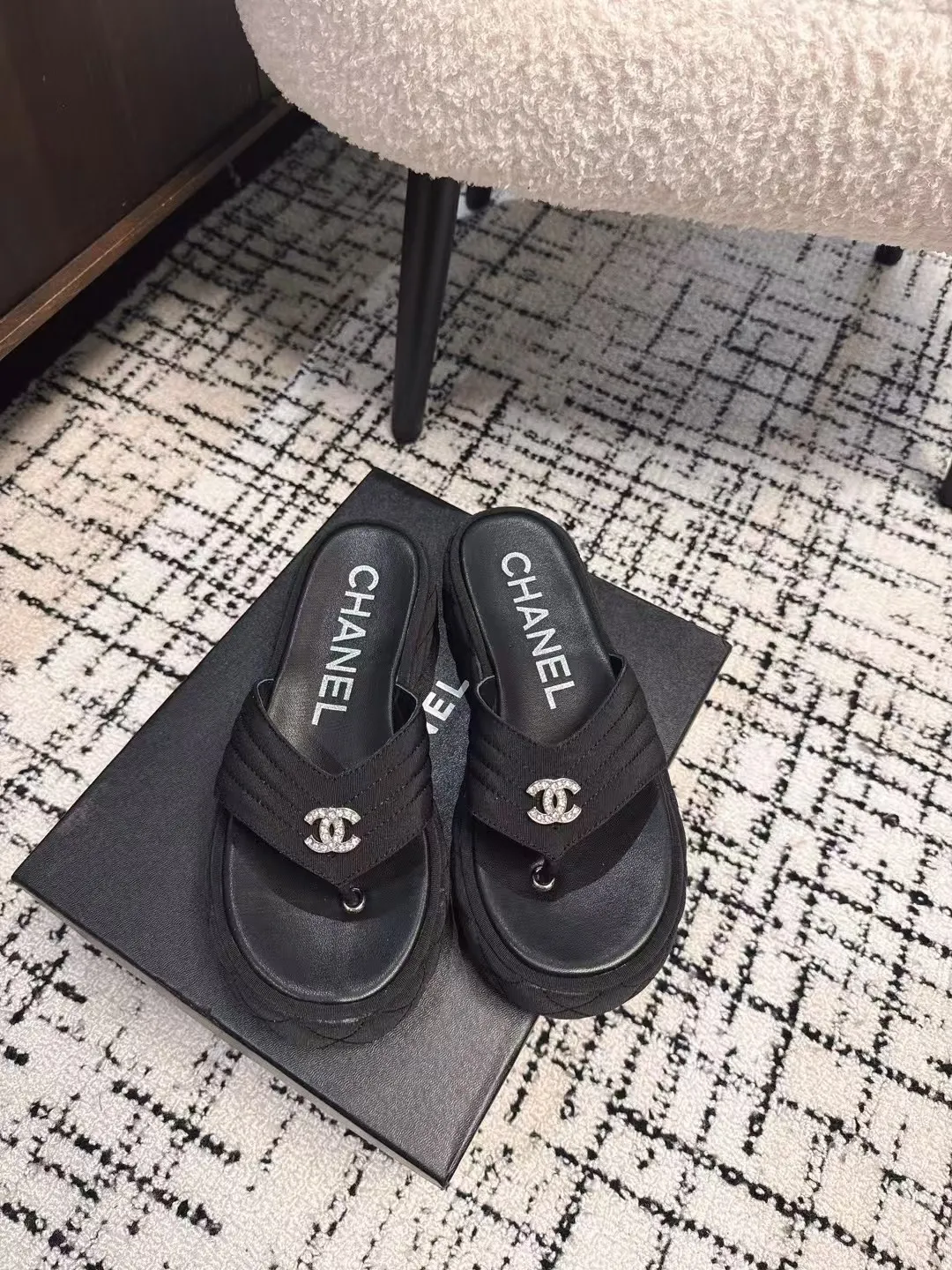 👟👟Ex-factory price 502👟👟 High version Chanel new color thick-soled slippers, easy to wear and versatile, must-have high-end tool shoes in summer, upper lambskin & customized denim, lining calfskin, original outsole Size: 35-39 (customized for 40, non-refundable)